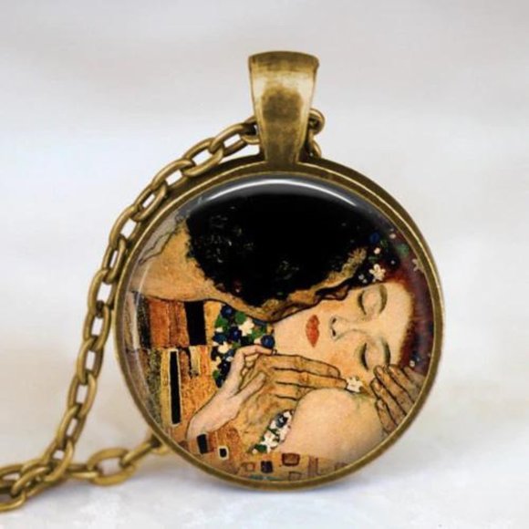 Vintage Style Necklace The Kiss Gustav Klimt  Art Style Necklace / Art Ornaments - Picture 1 of 3